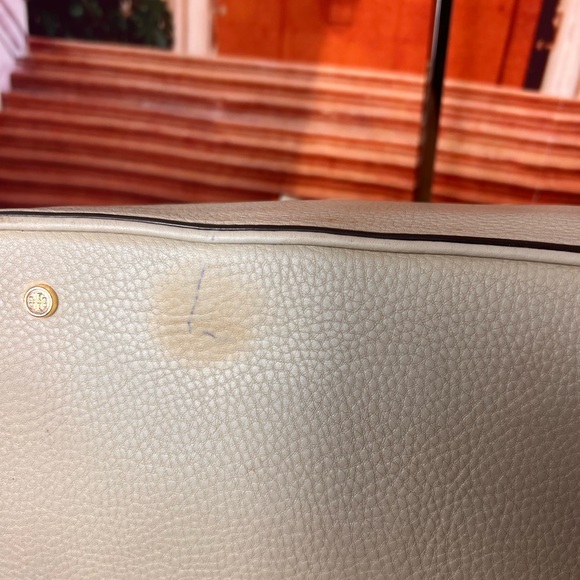Tory Burch Robinson pebbled leather tote bag cream color with logo charm tag - Picture 10 of 17